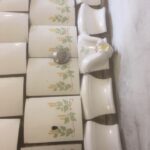 STR006 Rund kakelugn vit med dekor tidig 1900 tal - Bild 3