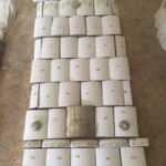 STR006 Rund kakelugn vit med dekor tidig 1900 tal