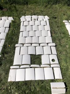 STR024 Vit rund relief kakelugn med 1890