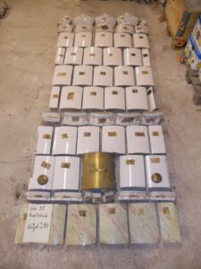 GR035 -  vit kakelugn med färgade simser och marmorerad fot