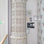 GR083 - Flerfärgad rund kakelugn med kupol och urna. BH Lundgren Nr 60