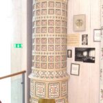 GR083 - Flerfärgad rund kakelugn med kupol och urna. BH Lundgren Nr 60 - Bild 2