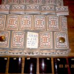 GR083 - Flerfärgad rund kakelugn med kupol och urna. BH Lundgren Nr 60 - Bild 3