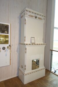 GF006 - Flat vit kakelugn med hylla, Uppsala Ekeby nr 203