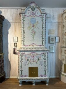 GF428 - Uppsala Ekebys kopia av Mariebergskakelugnen som står på Sturehofs Slott