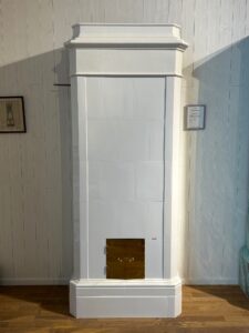 GF061 - Flat vit kakelugn i klassisk stil