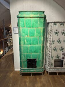 GF429 - Flat grön 1700 tals kakelugn från Delsbo