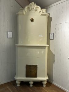 GF402 - Cremefärgad kakelugn med hylla