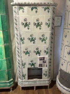 GF431 - Polykrom 1700 tals kakelugn med utsökt måleri