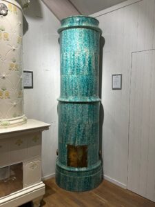 GR338 - Rund grönmelerad kakelugn.