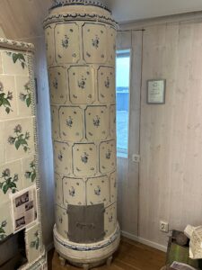 GR341 -  Rund blåvit 1700 tals kakelugn