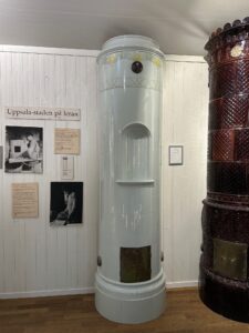 GR310 - Mycket trevlig Jugend kakelugn med nisch och ljusgrön glacyr.