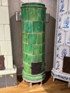 GR342 -  Unik rund grön 1700tals kakelugn