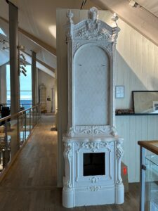 GF409 - Flat vit kakelugn med hylla och spegel.