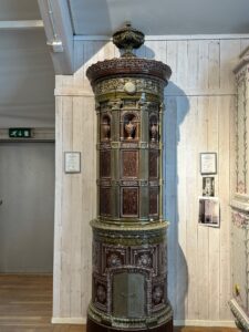 GR003 - Mycket påkostad Majolika kakelugn från Rörstrands porslinsfabrik