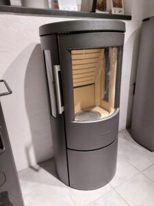 Fyndvara i Sollentuna Hwam 3630 svart med sidoglas och gjutjärnslucka