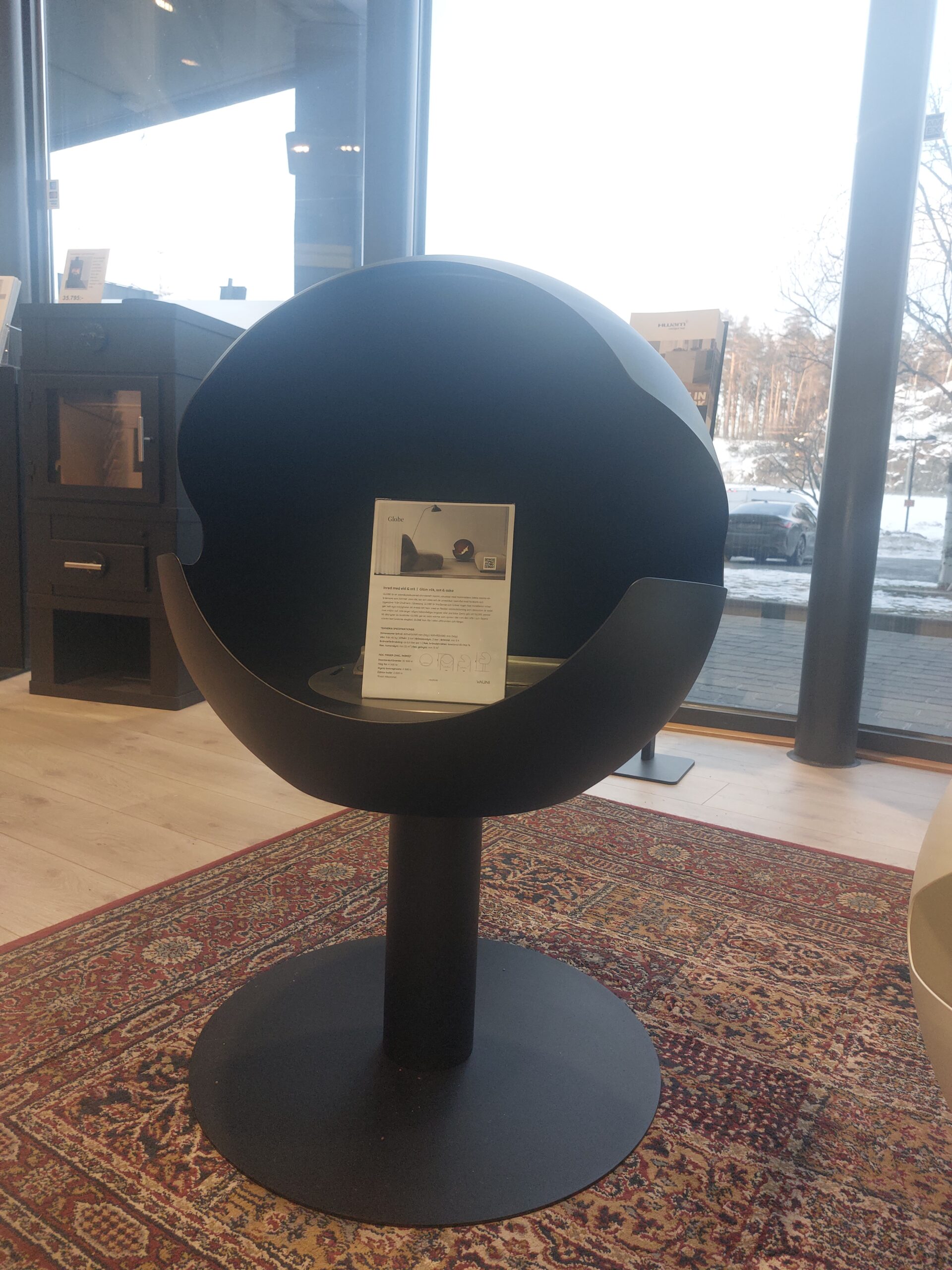 Fyndvara i Kungens Kurva butiken VAUNI Globe hög svart etanolkamin