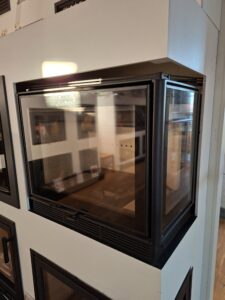 Fyndvara i Uppsala Dovre 2575 kassett med ett sidofönster hö sida