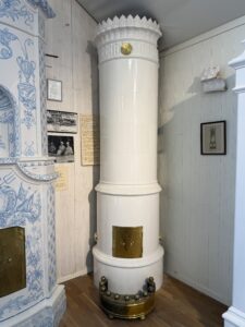GR090– Vacker vit kakelugn.